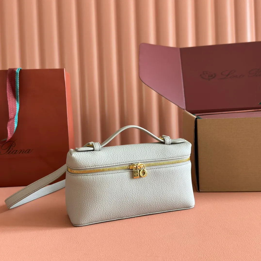 p1160💋💋💋【Original leather configuration counter complete set of packaging】 𝐋𝐨𝐫𝐨 𝐏𝐢𝐚𝐧@ Extra pocket L19 series handbag/crossbody bag, all steel, the most comfortable life is the undefined life, just like loro The material design of pian@ does not require complicated design styles. The simple and soft outline is elegant and durable, like an exquisite cosmetic case, which perfectly balances appearance and functionality. The leather is delicate and feels as soft as butter. The small bag has a large capacity. It is not only portable with a thin shoulder strap, but can also be worn cross-body. Sisters who have a special liking for minimalist style can buy it. It is simple and versatile. The simpler, the more different. Stars and Instagram celebrities are all planting it. There are two sizes of 19 cm and 27 cm. One is exquisite and casual, and the other is elegant and grand. Size: Small: length 19×width 7×height 12cm (